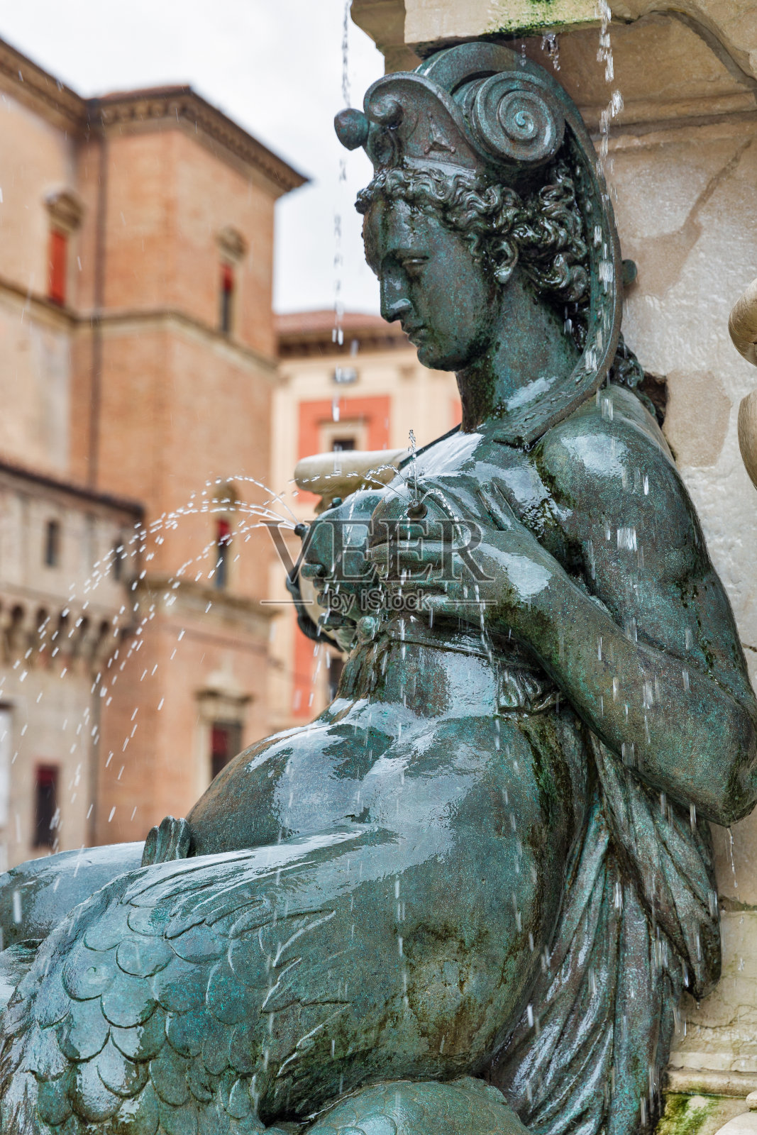 意大利博洛尼亚著名的海王星喷泉。近距离观察正在哺乳的海葵。照片摄影图片