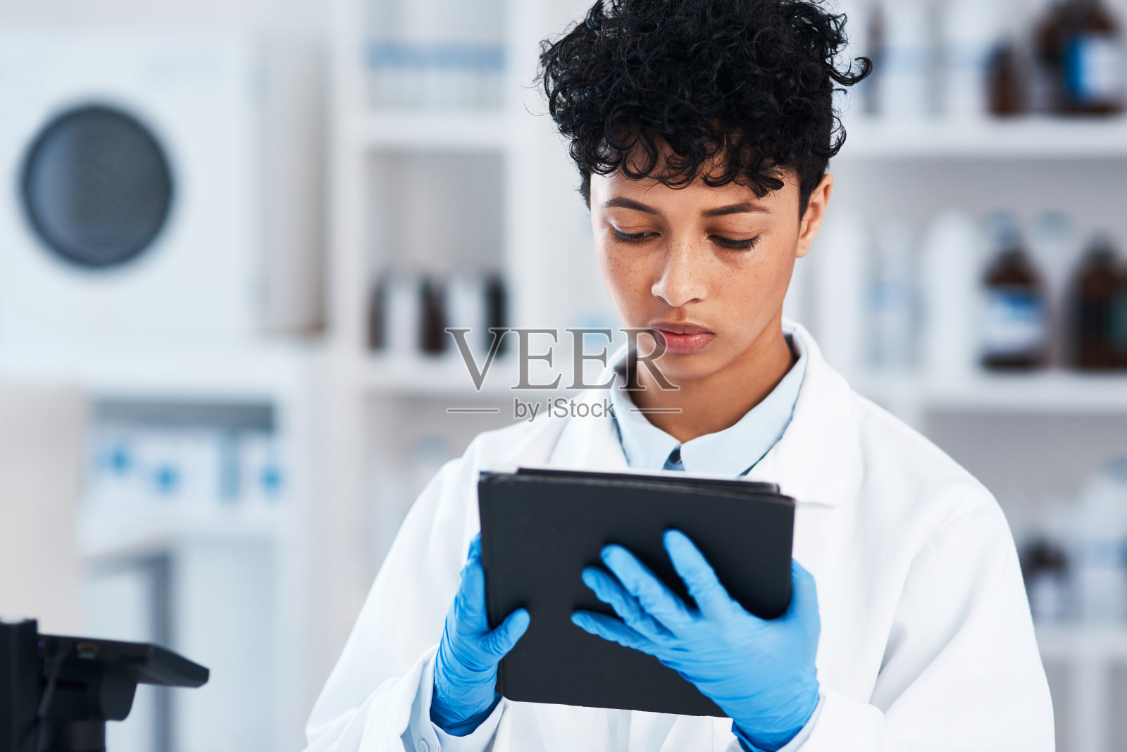 将她的一些作品数字化以获得更有效的结果照片摄影图片