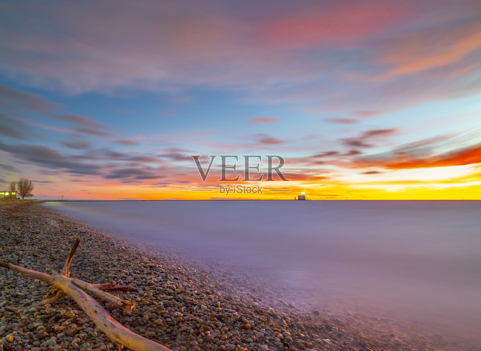 密歇根湖的黄昏天空是一场自然的光与色秀。照片摄影图片