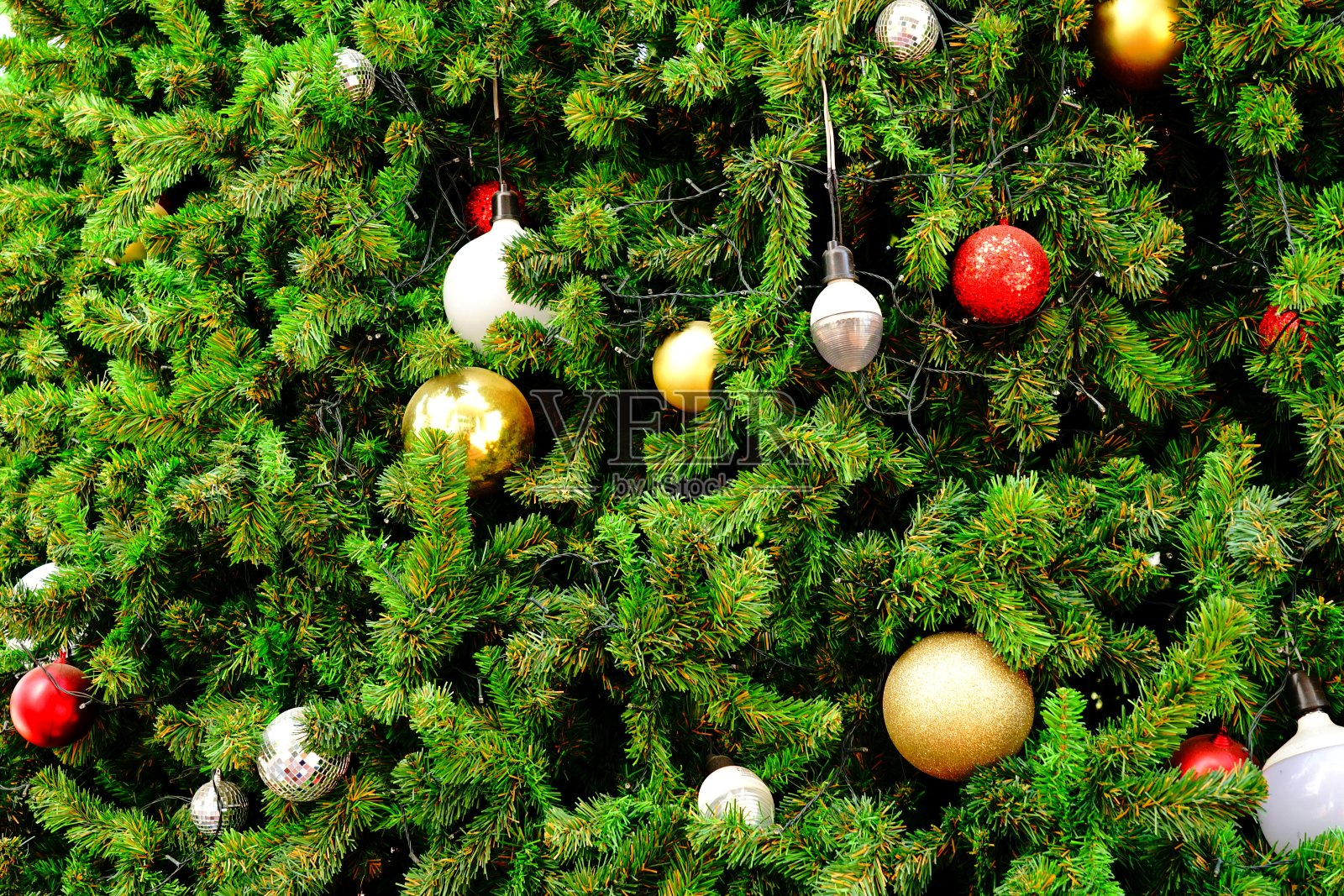 冷杉树装饰着圣诞节照片摄影图片