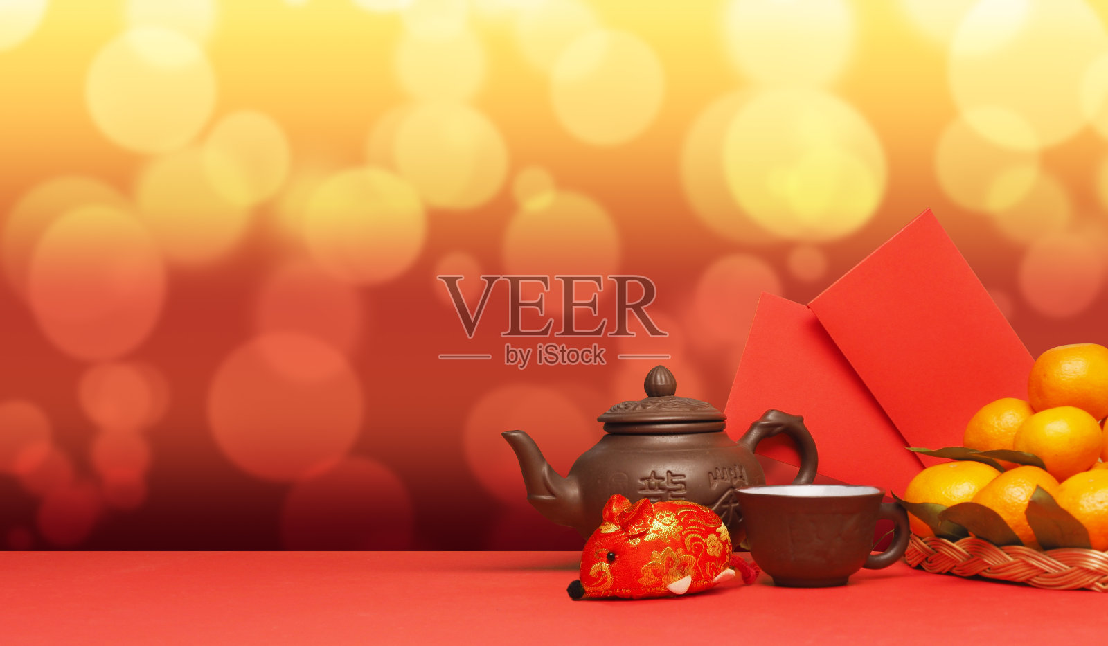 中国新年。中国新年的节日装饰。茶壶上的题字是“龙茶”，意为“龙茶”。照片摄影图片