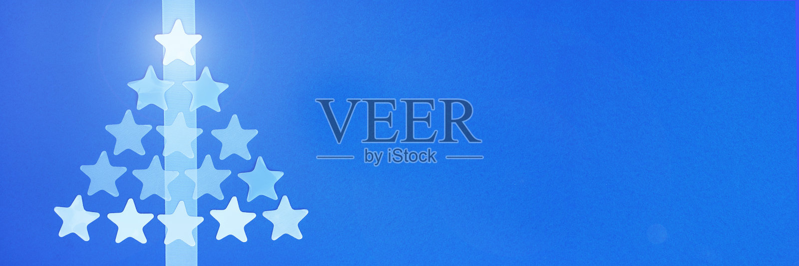 新年旗帜与趋势蓝色圣诞树。照片摄影图片