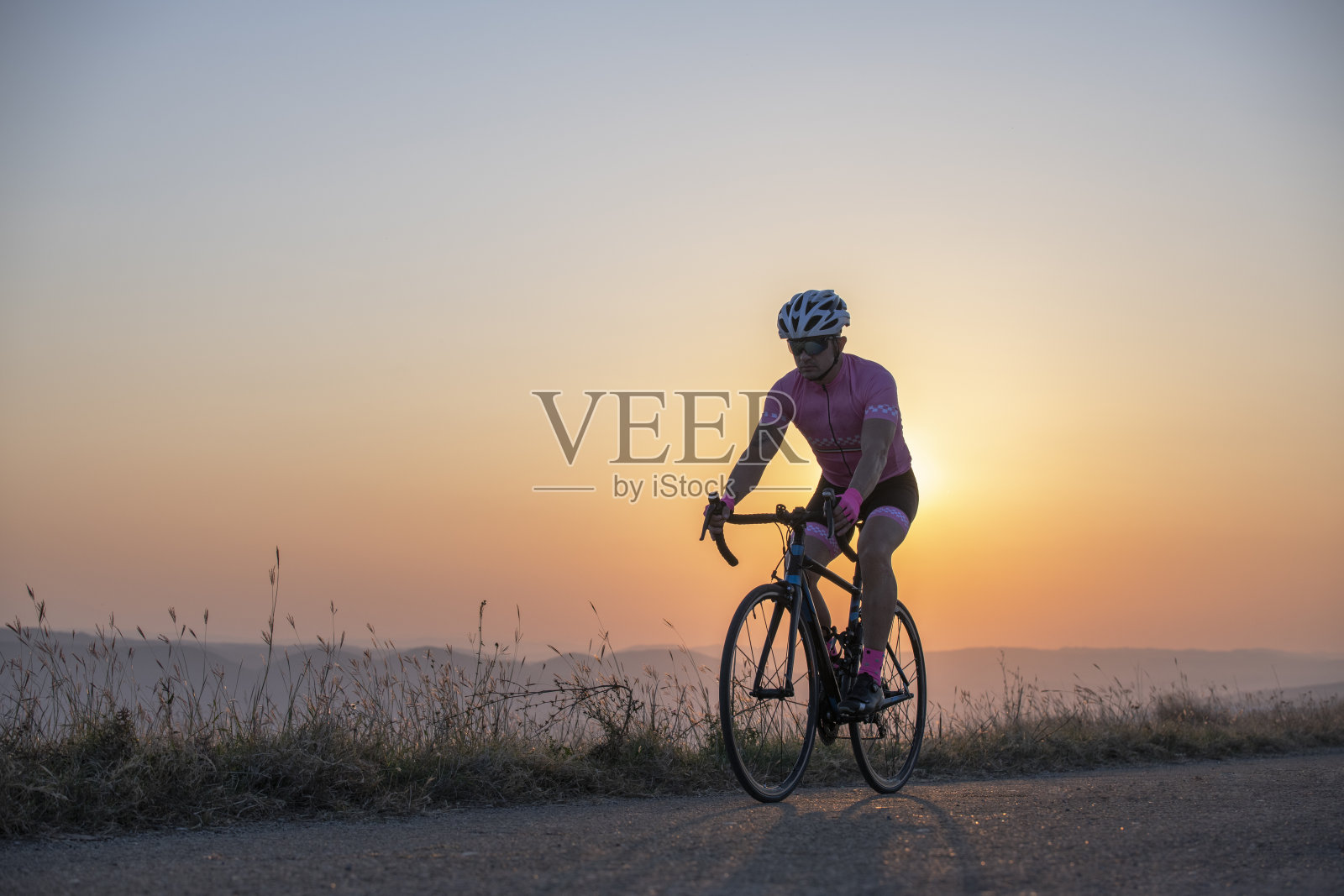 中年人在户外骑自行车。照片摄影图片