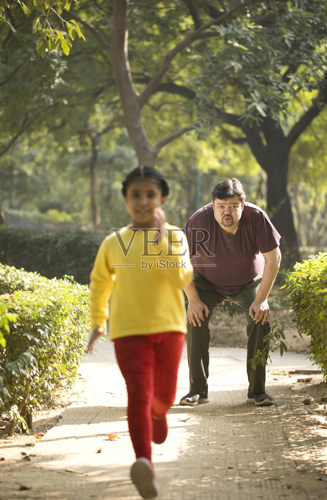 一个人在公园里跑得喘不过气来，正在休息照片摄影图片