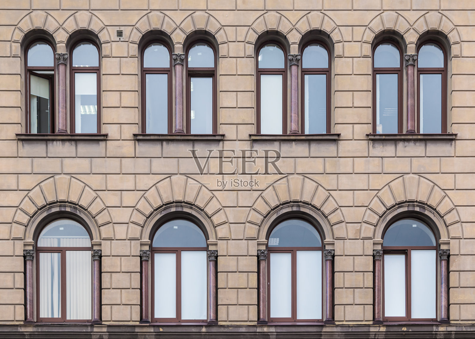 历史建筑立面上的一排排窗户照片摄影图片