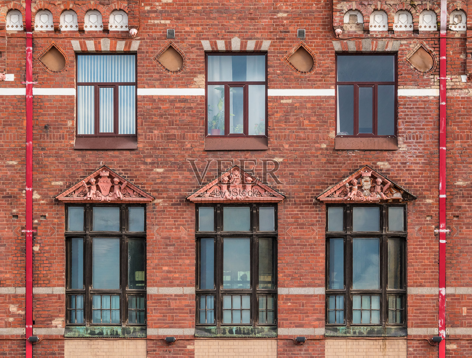 历史建筑立面上的一排排窗户照片摄影图片