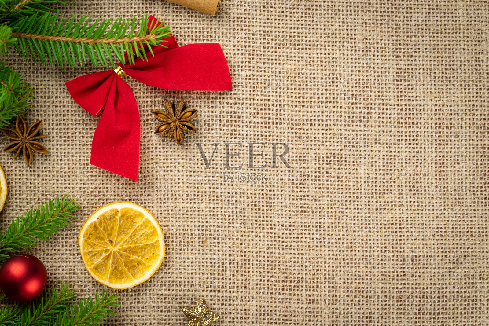 圣诞装饰孤立在亚麻纹理的背景。圣诞节庆祝活动模式。元旦快乐。节日喜庆概念照片摄影图片