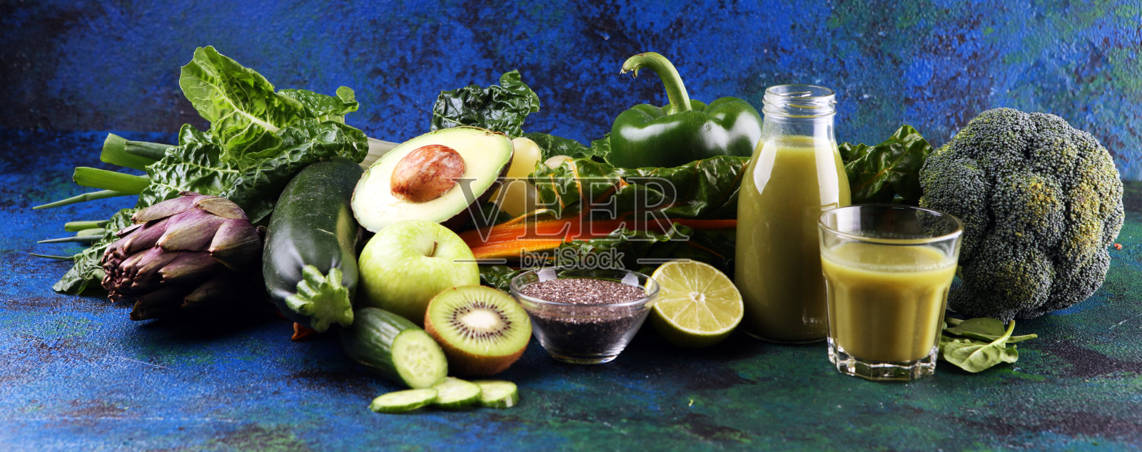 健康的绿色奶昔和配料-排毒和健康的饮食照片摄影图片