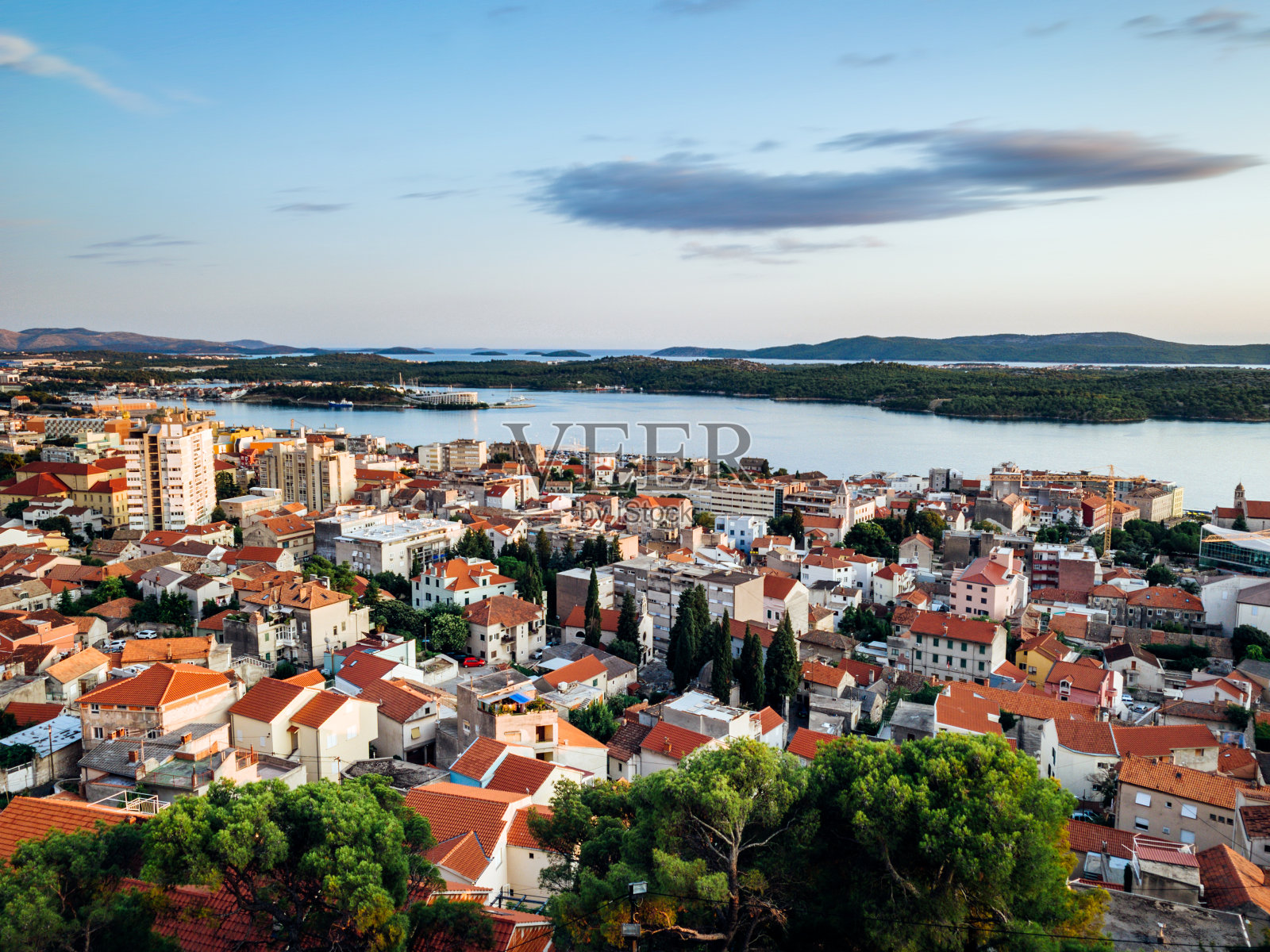 日落时的西贝尼克和海岸线照片摄影图片