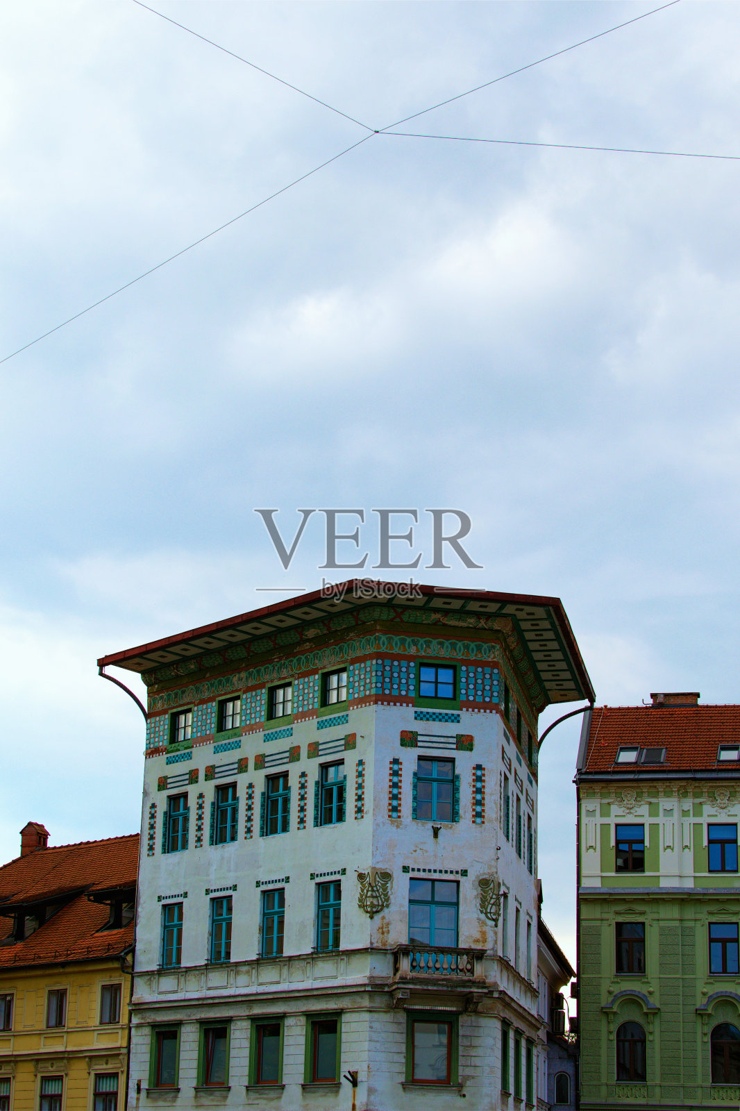 在晴朗的秋日，城市中心的古建筑与蓝天相映，令人惊叹的景观。卢布尔雅那Presernov广场的建筑和地标概念照片摄影图片