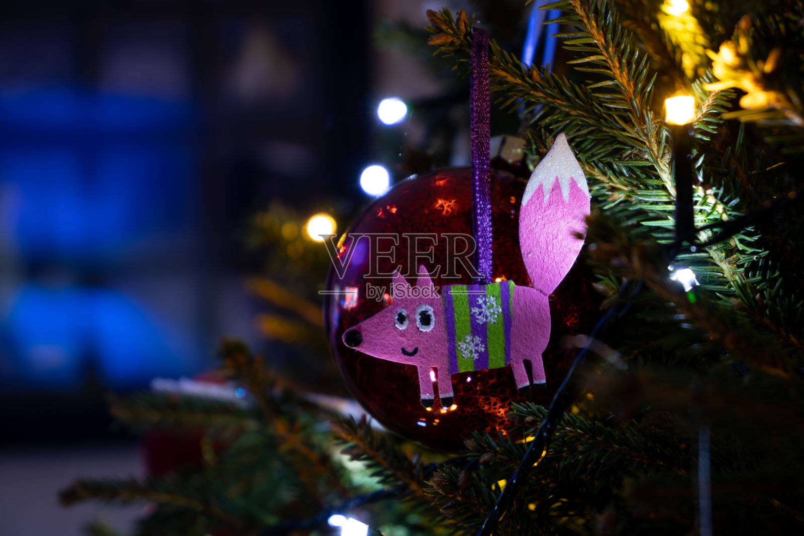 可爱的毛毡工艺圣诞树装饰与节日灯照片摄影图片