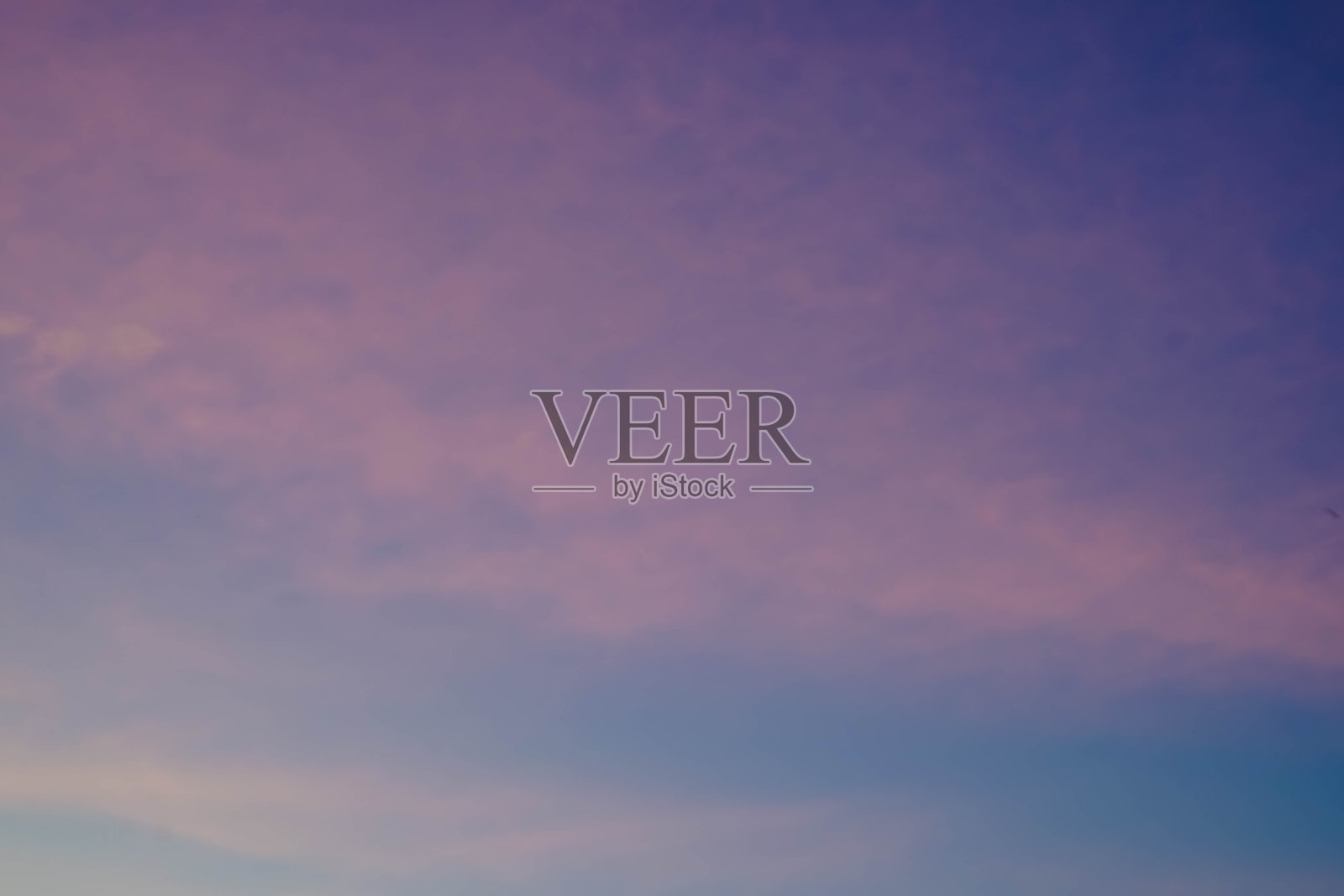 冬天太阳落山时的自然天空蓝色和粉红色的背景照片摄影图片