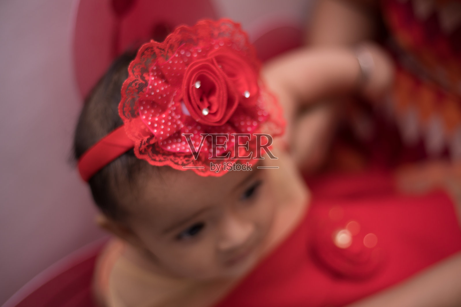 可爱的婴儿打扮成天使照片摄影图片