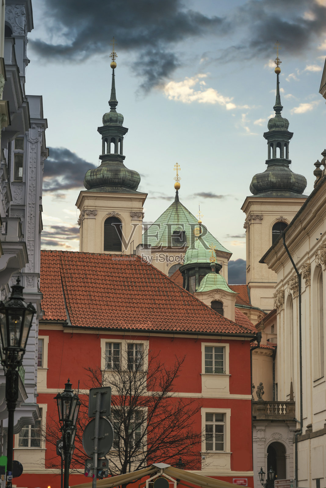 布拉格美丽的古老街道。照片摄影图片