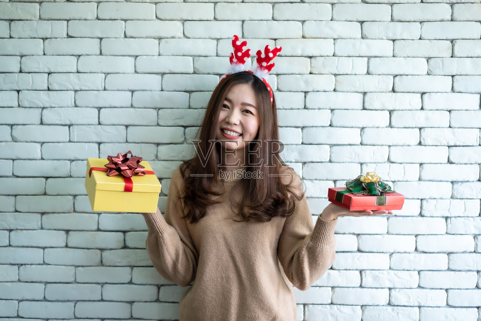 女人持有礼物盒照片摄影图片