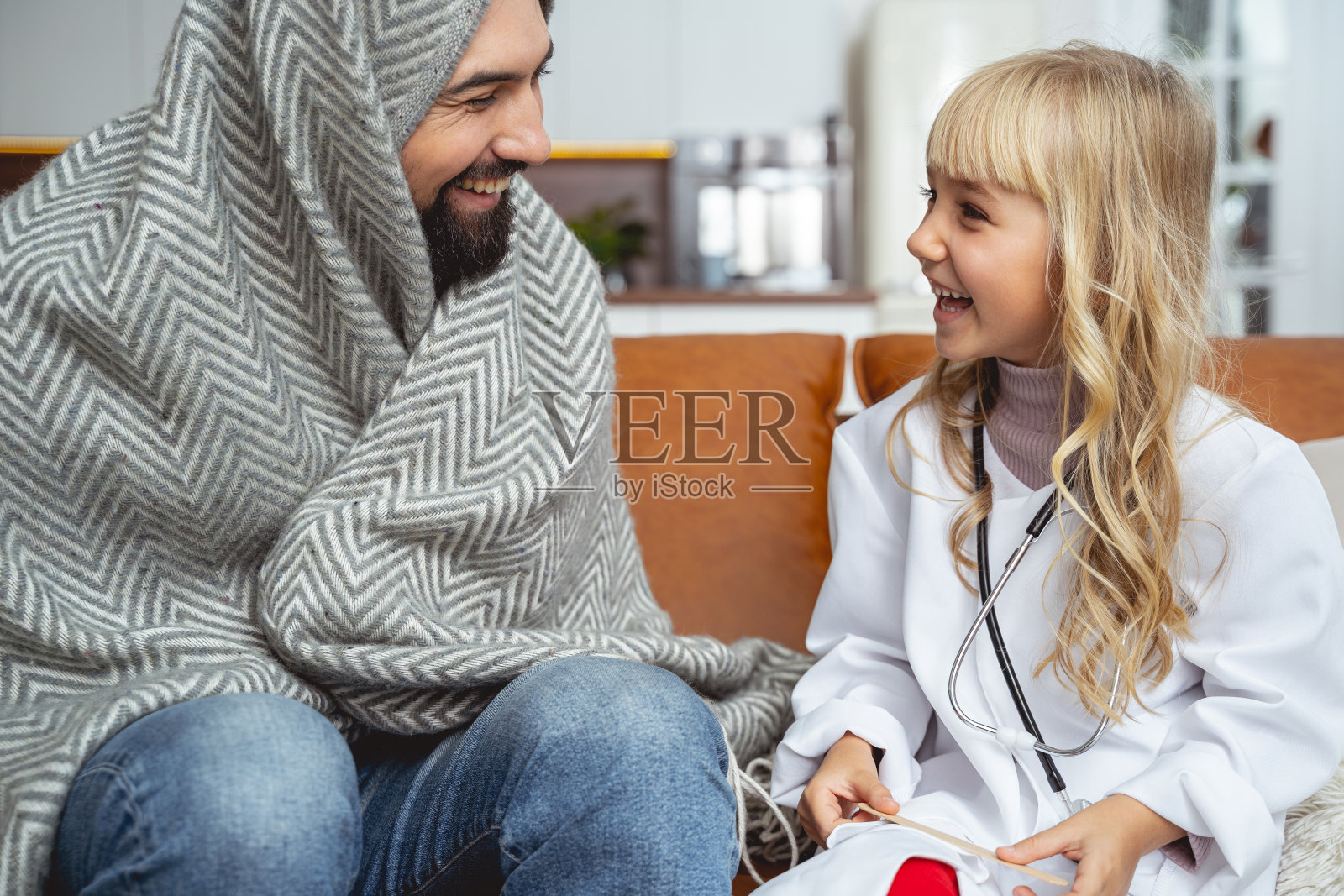 愉快的父女在家里扮演医生照片摄影图片