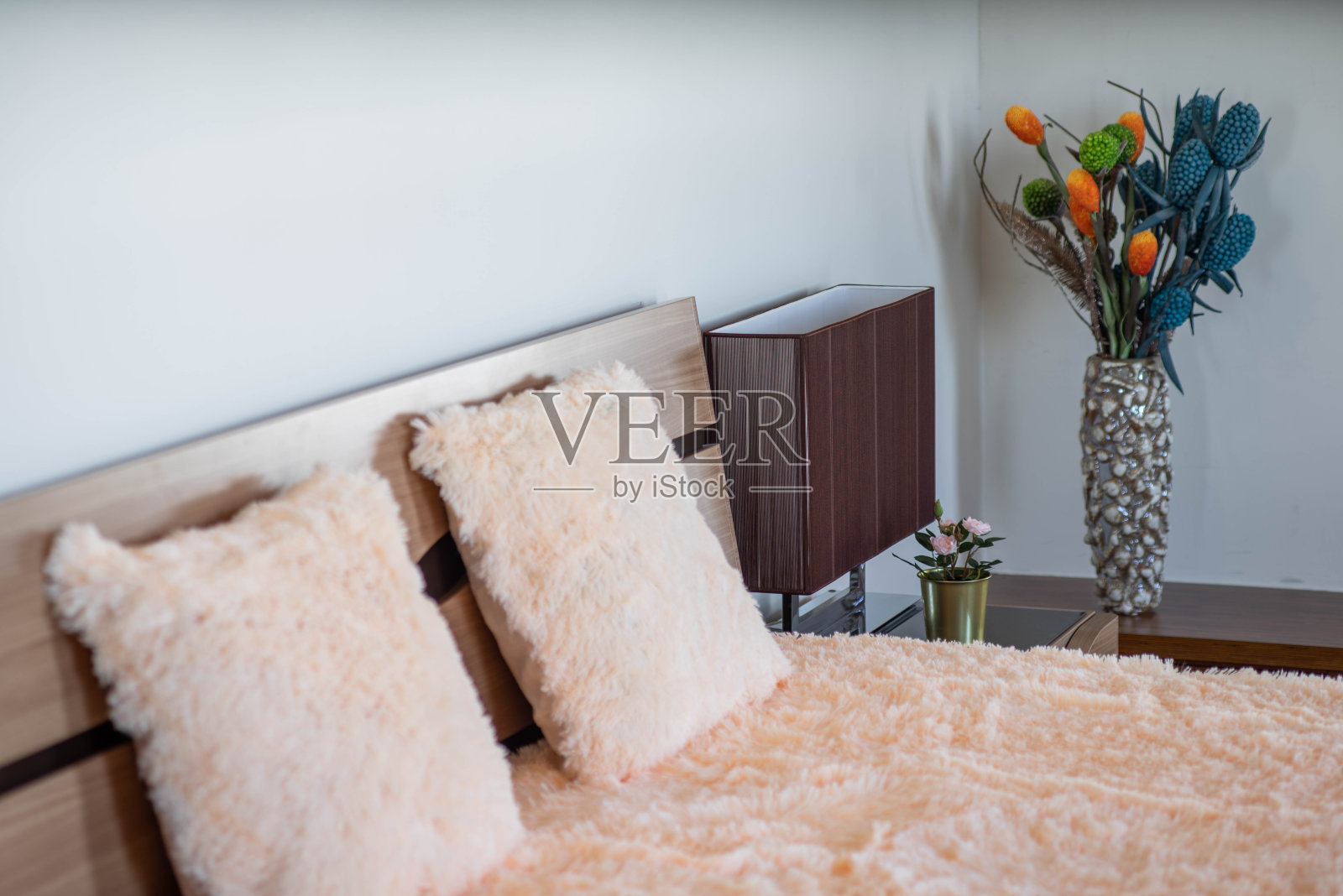 卧室内部的一部分。枕头在床上。装饰花。特写镜头。照片摄影图片