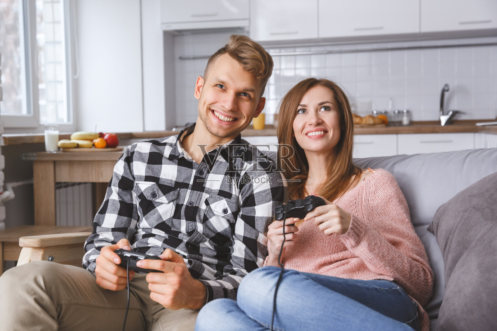 年轻情侣一起在家爱概念游戏掌机照片摄影图片