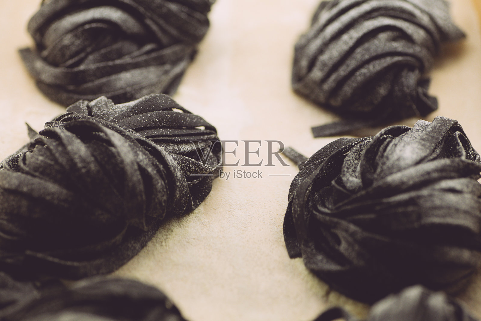 新鲜的意大利面(黑色宽面)，经典风格，白色背景。自制的烹饪照片摄影图片