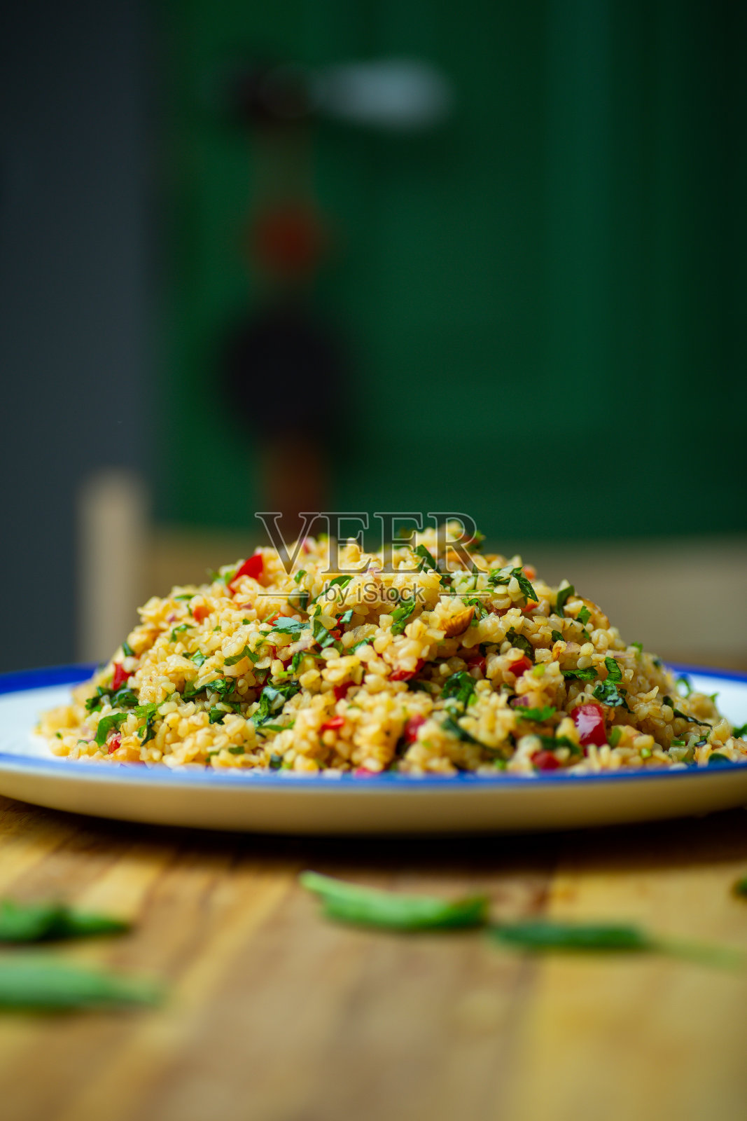 自制的纯素食物(纯素沙拉)由碾碎的谷类与新鲜蔬菜，菠菜，鳄梨，香料和橄榄油。健康生态食品理念照片摄影图片