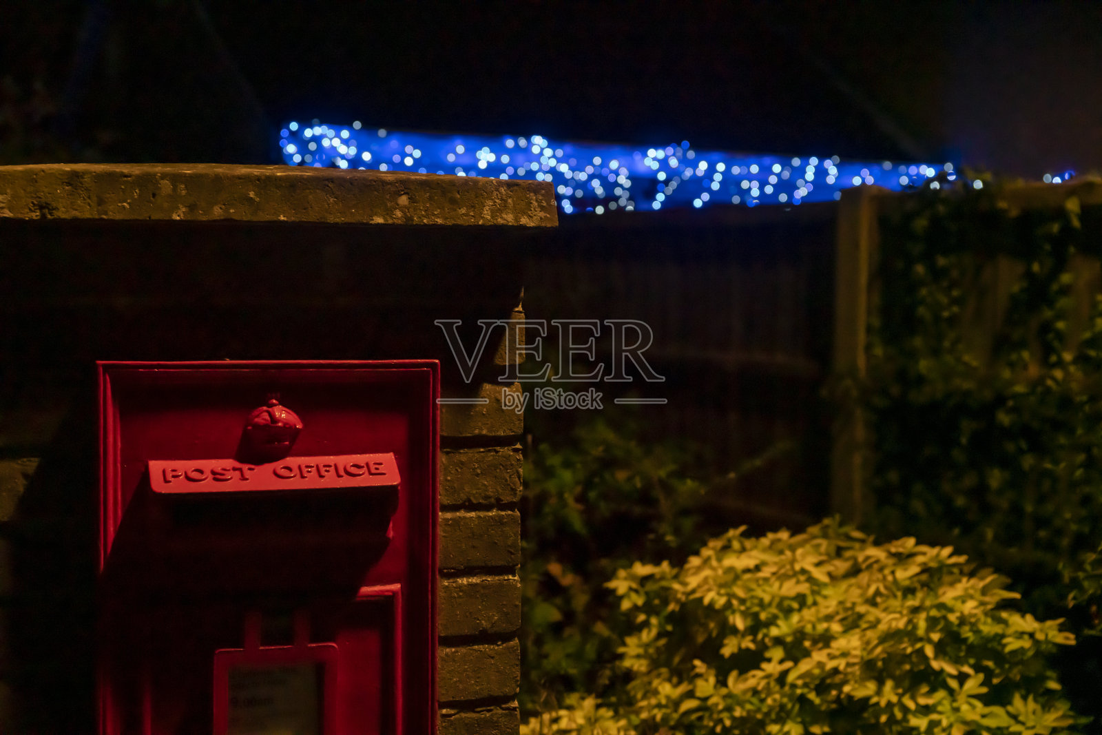 郊区住宅上的圣诞彩灯照片摄影图片