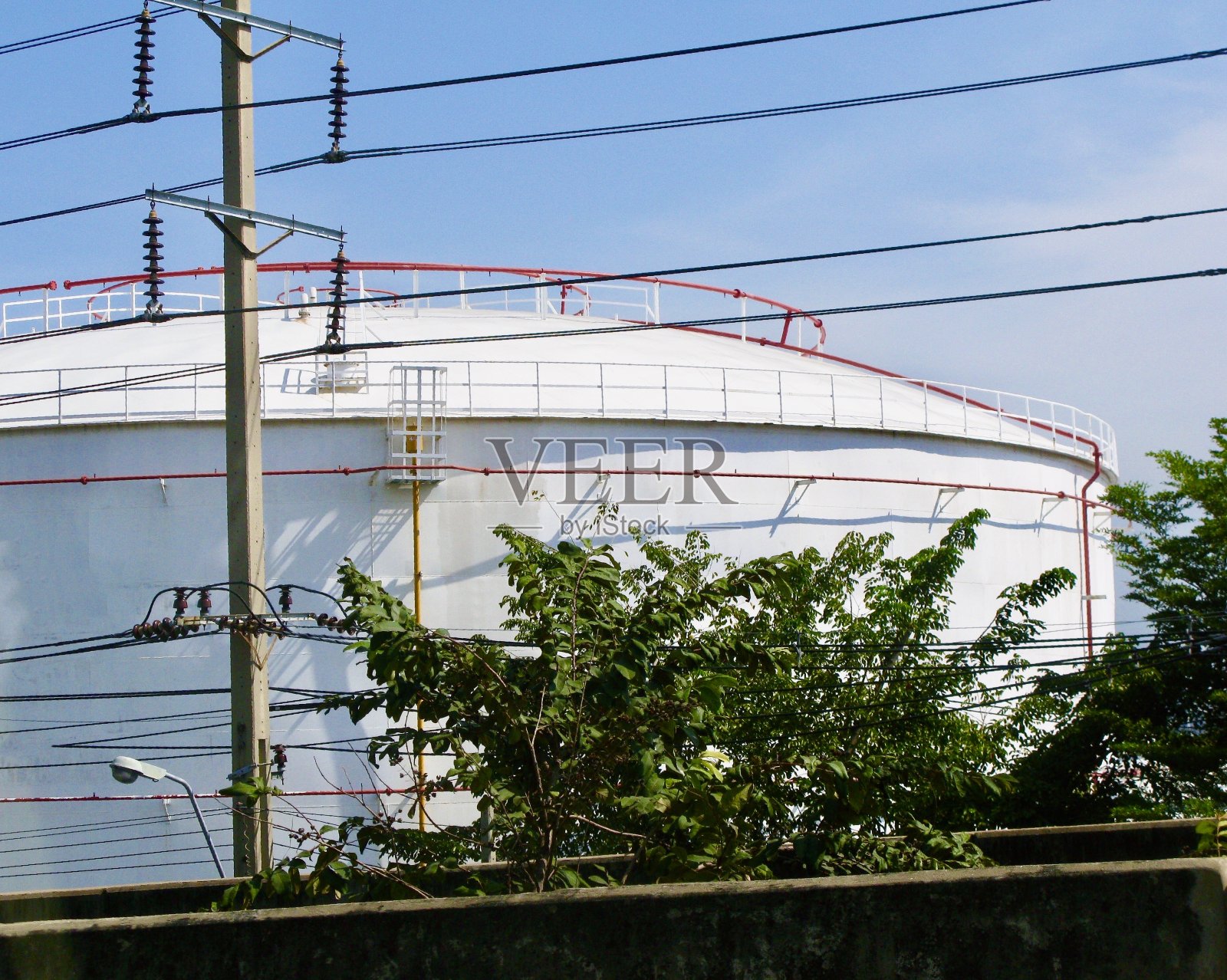 巨大的石油产品和天然气储罐照片摄影图片