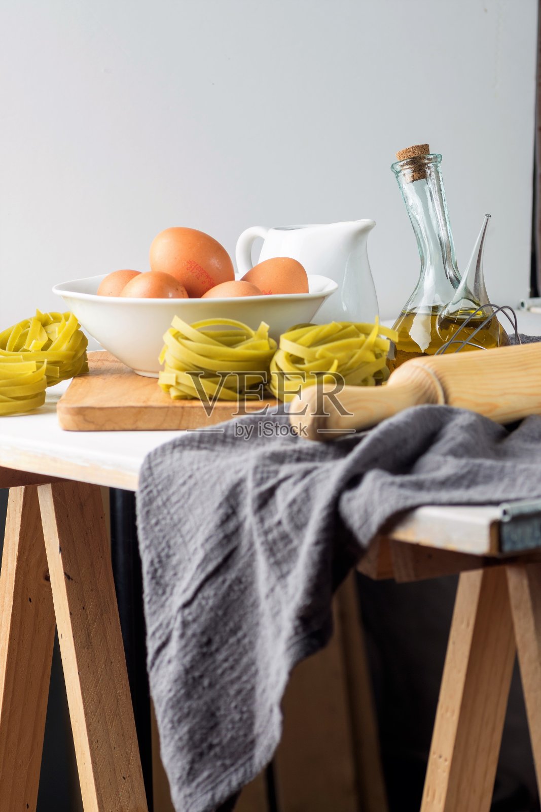 蔬菜意大利面，素食和健康的意大利食品。面食食谱。照片摄影图片