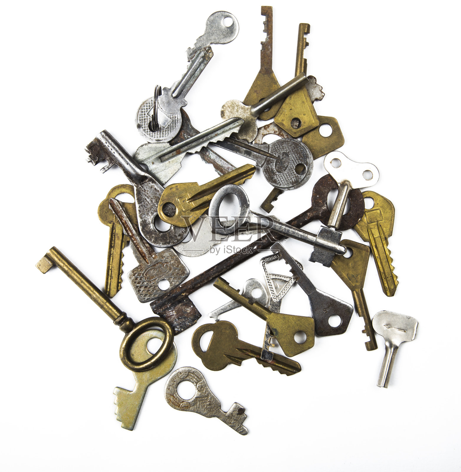 一串组合的不同形状的多色金属古董钥匙孤立在白色背景上。家庭安全的概念。照片摄影图片