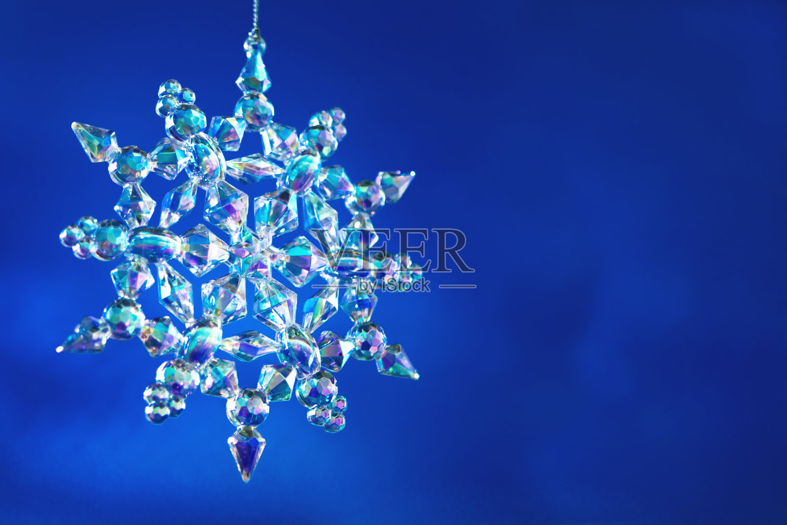 清澈的全息玻璃雪花在蓝天的背景照片摄影图片