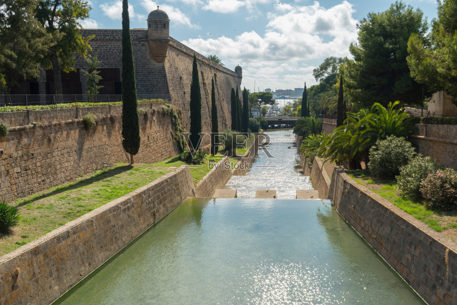 西班牙马略卡岛帕尔马强化墙和塔照片摄影图片