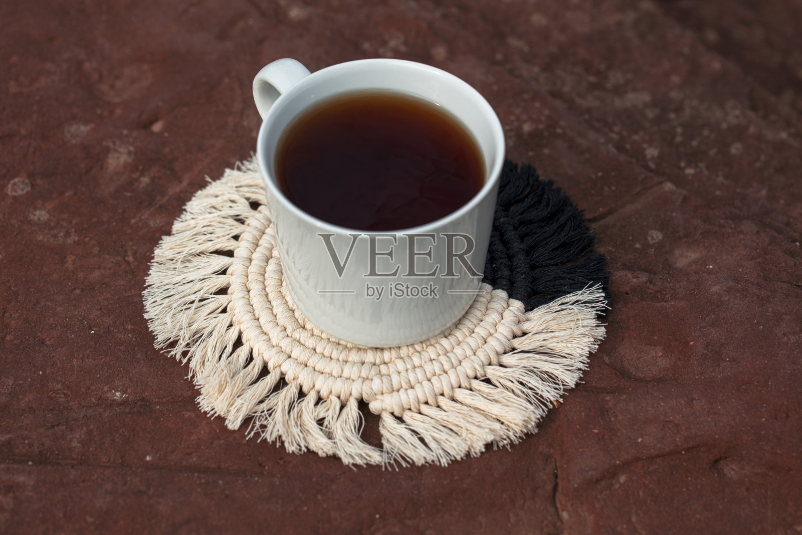在流苏背景上的一杯热茶照片摄影图片