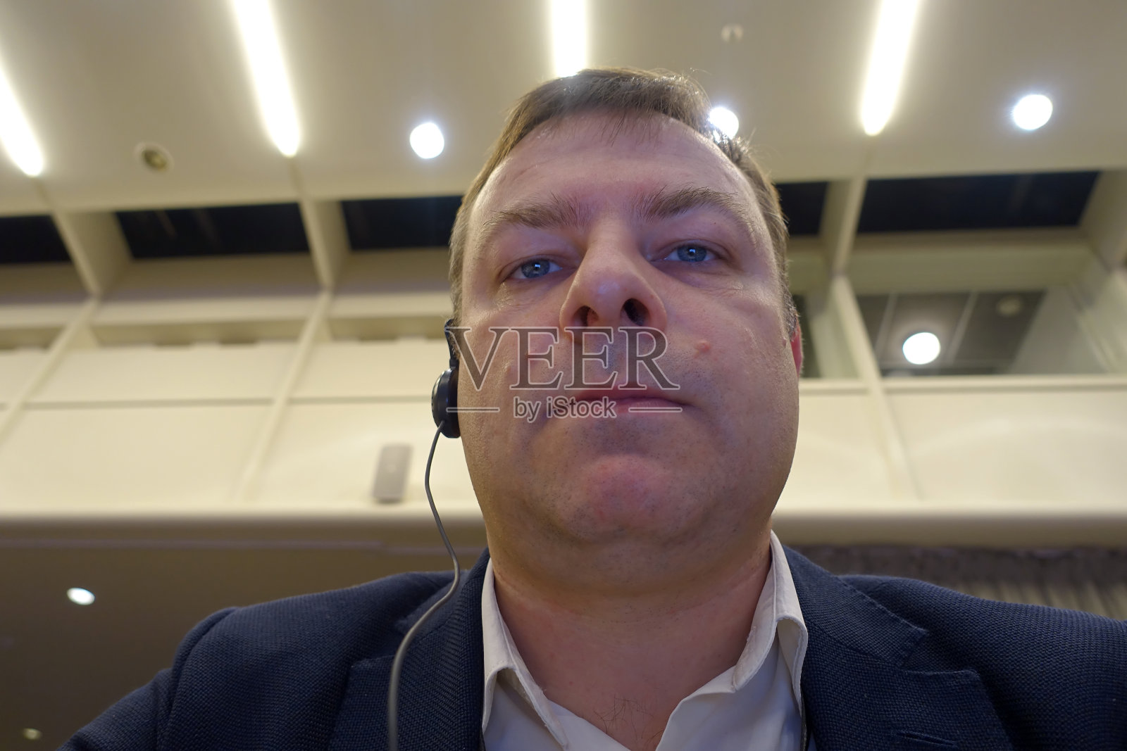 戴着耳机翻译的男人照片摄影图片