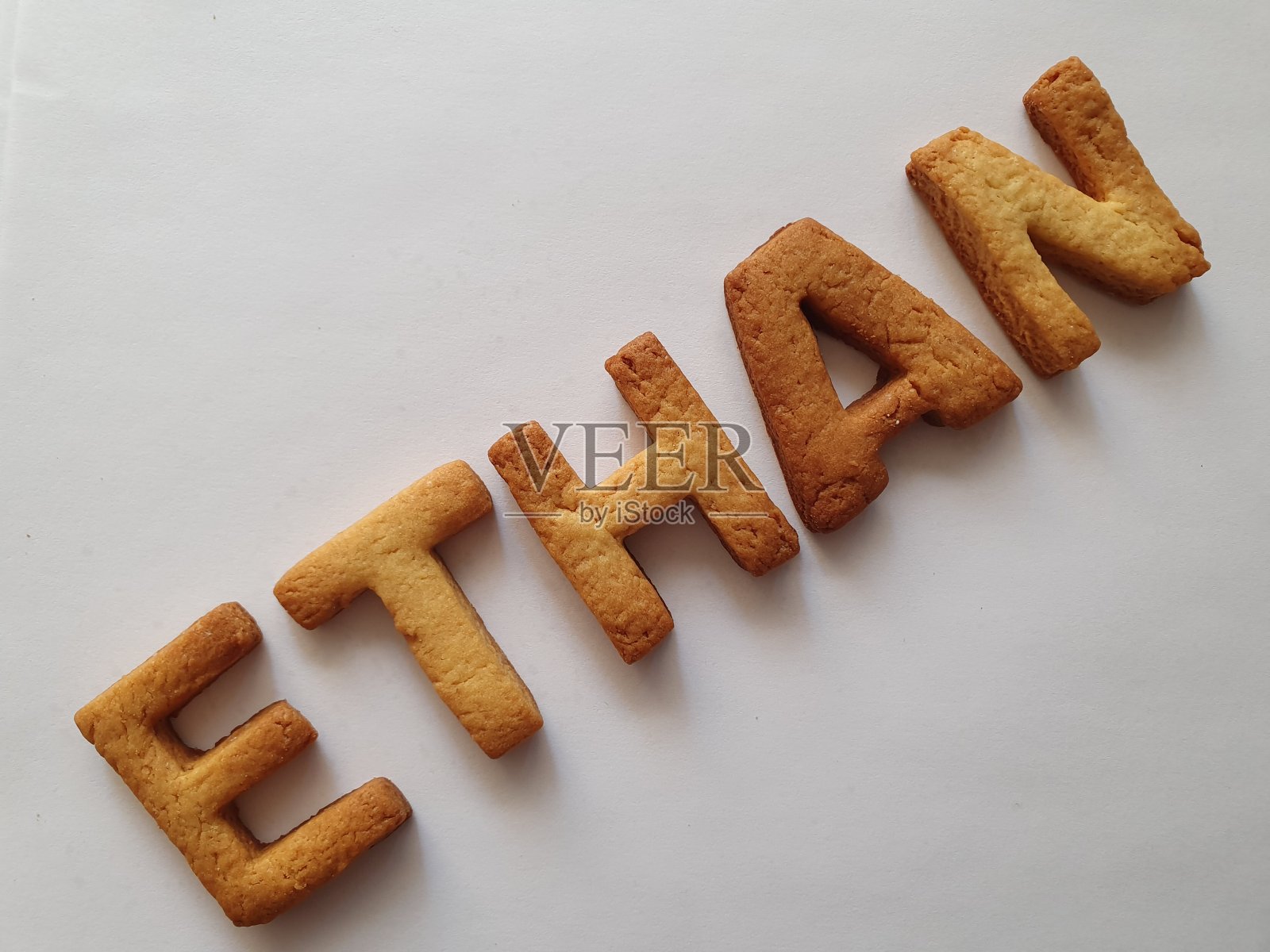 烤制的饼干字母构成了伊森的名字照片摄影图片