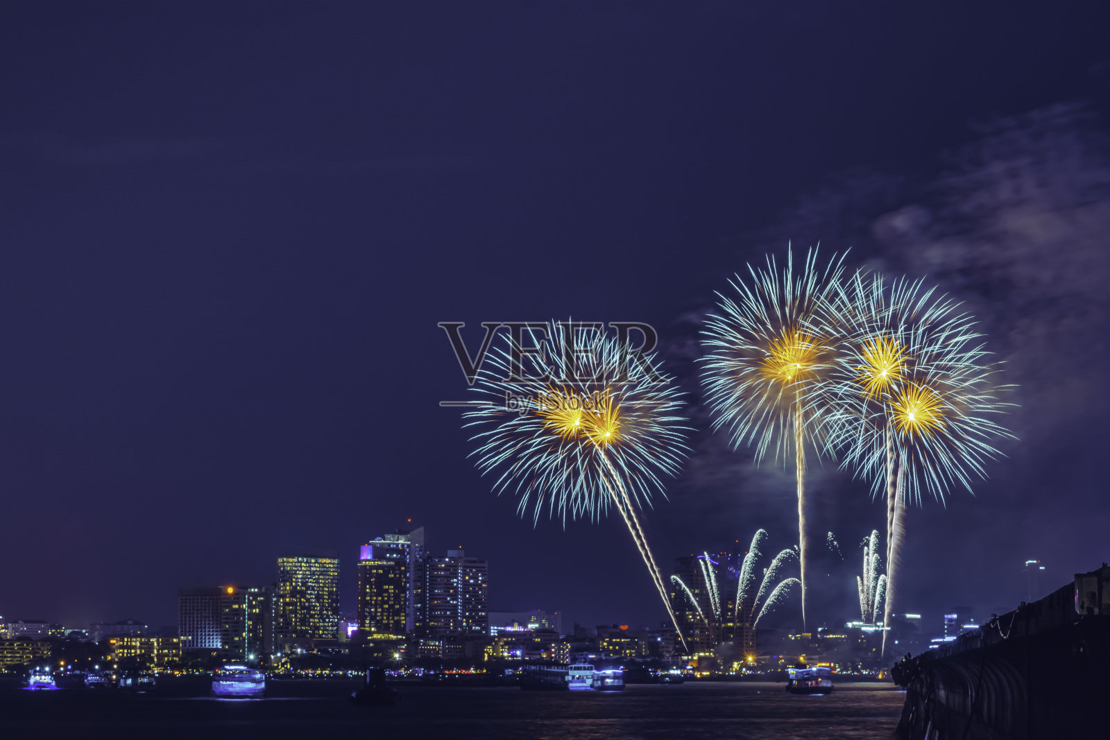 多色的焰火。焰火。难以置信的烟花在天空中。照片摄影图片