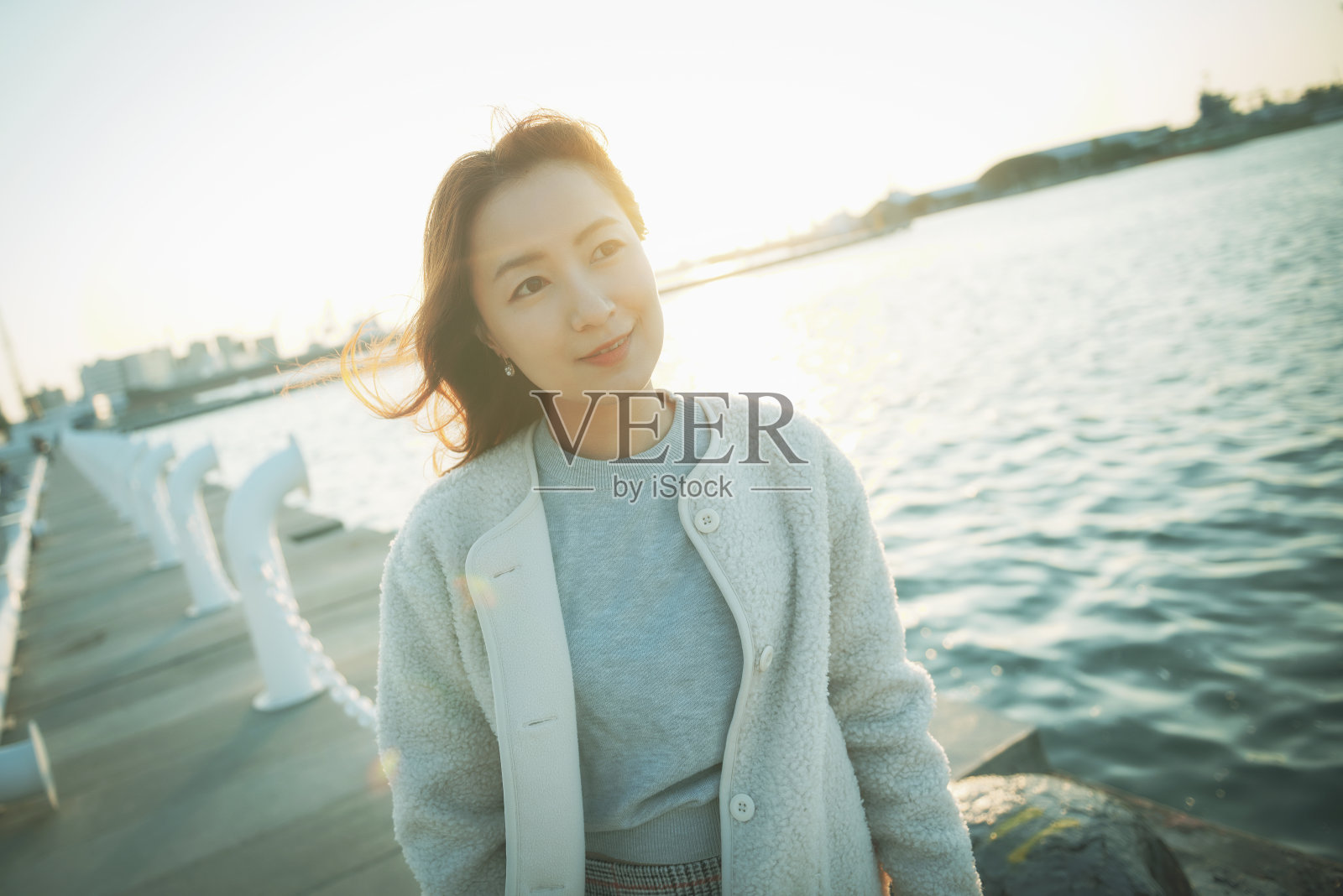 微笑的年轻亚洲女游客望着台湾高雄的海滨大道照片摄影图片