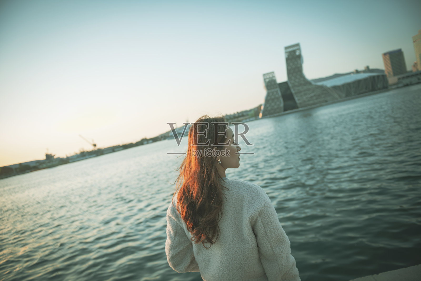 眺望台湾高雄海滨的年轻亚洲女游客照片摄影图片