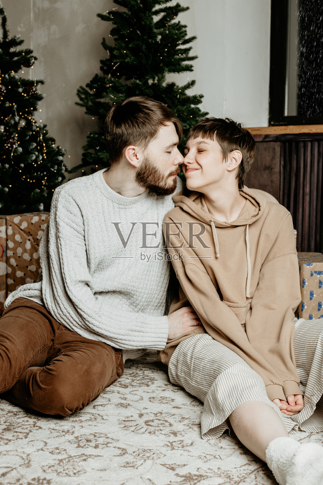 可爱的异性恋夫妇在圣诞节照片摄影图片