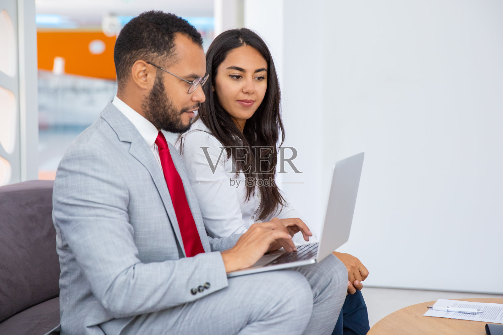 微笑着使用笔记本电脑的商务人士照片摄影图片