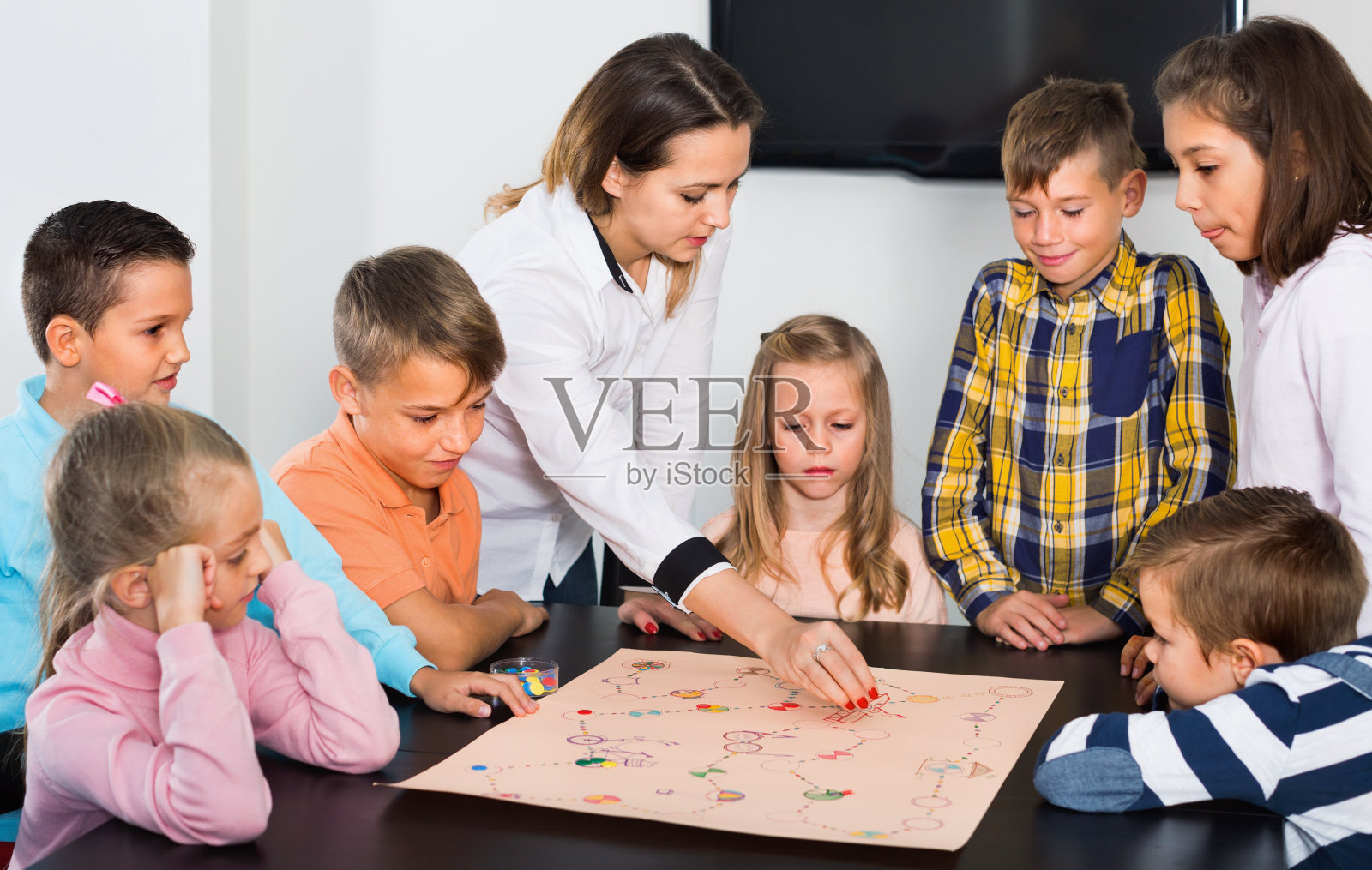 男孩和小女孩在玩棋盘游戏照片摄影图片