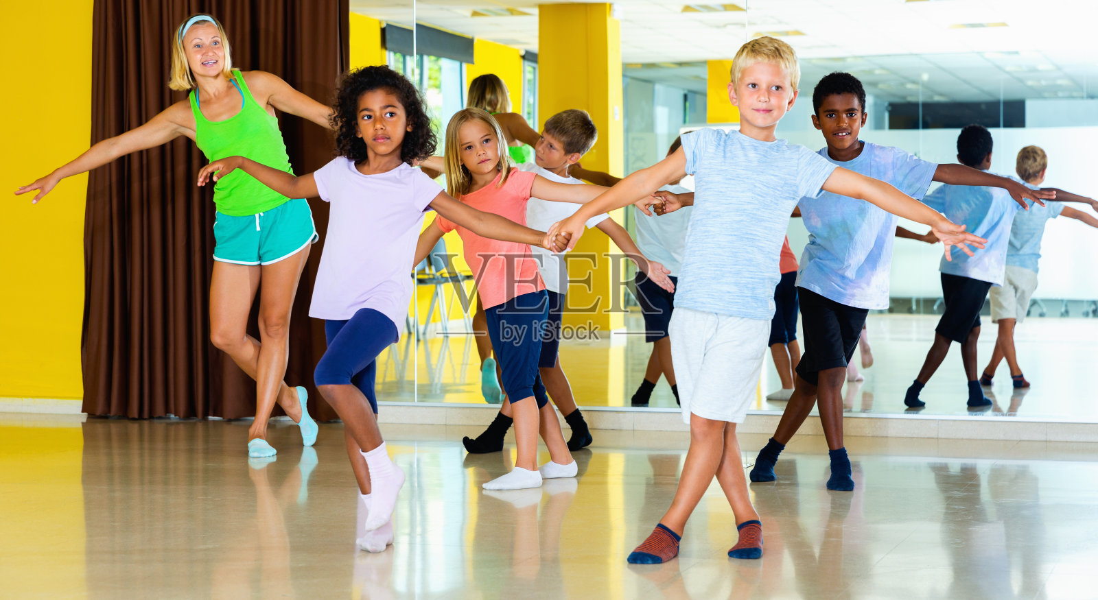 一群孩子在练习动感十足的摇摆舞照片摄影图片