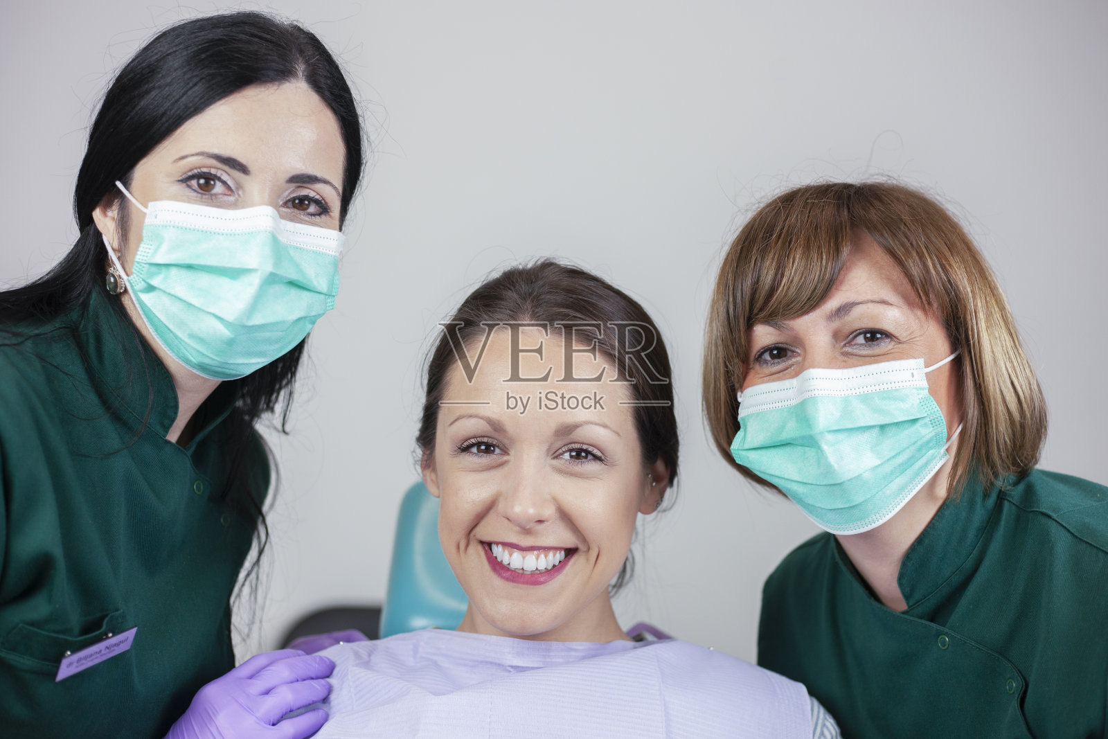 牙医和快乐的病人。照片摄影图片