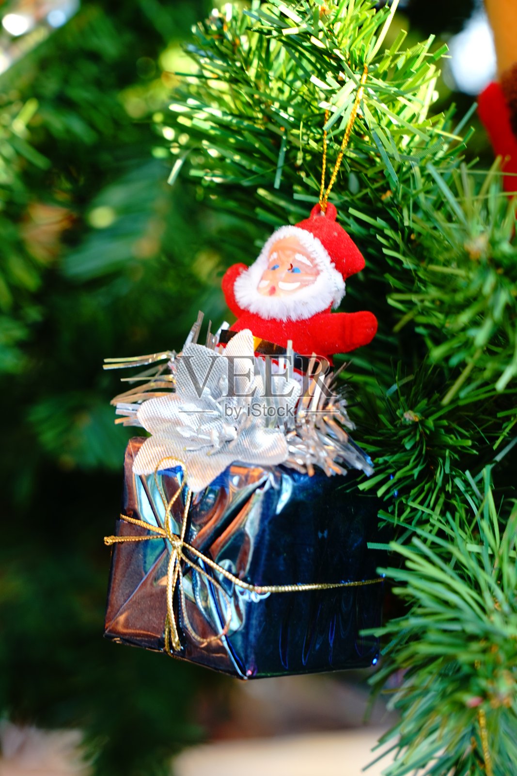 在圣诞树下插入礼物照片摄影图片