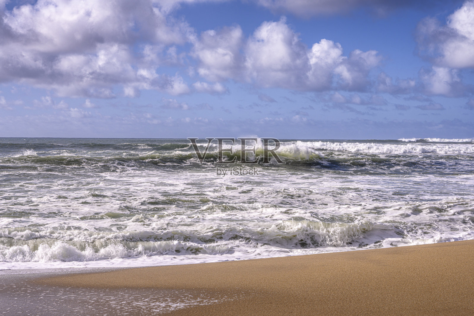 加利福尼亚海岸海滩上的汹涌海浪照片摄影图片