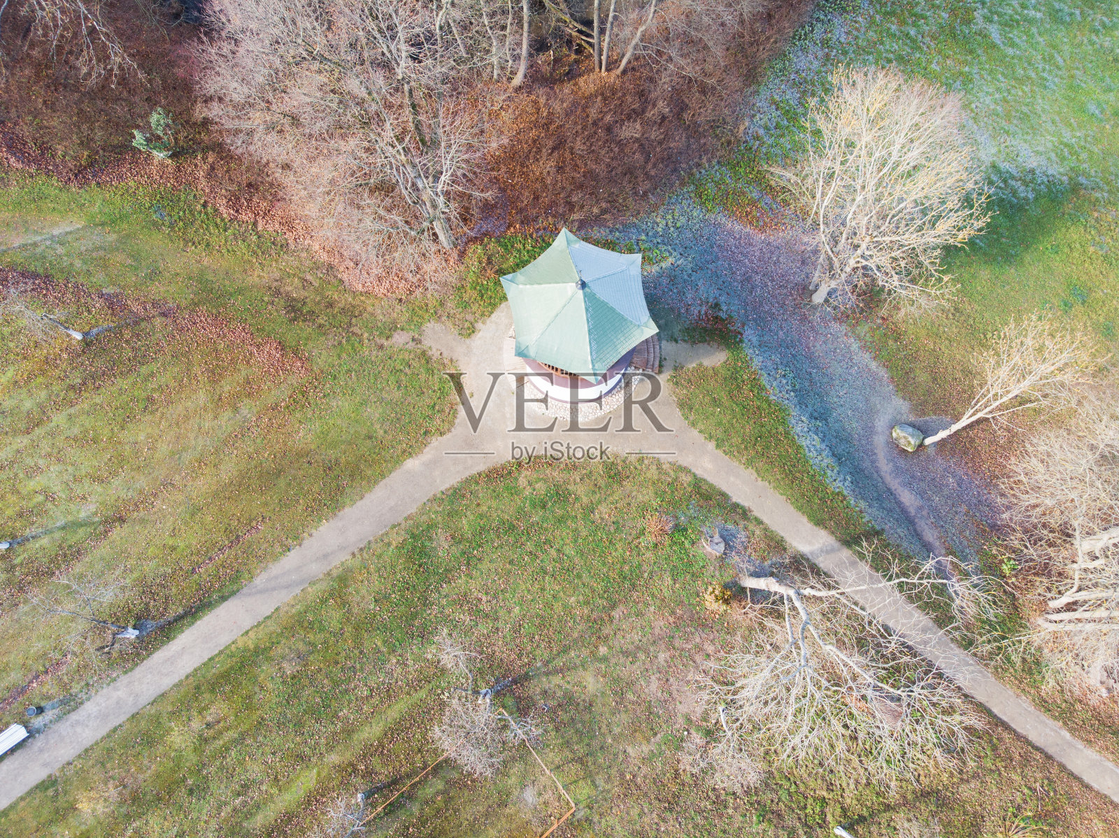 秋天在公园里。照片摄影图片