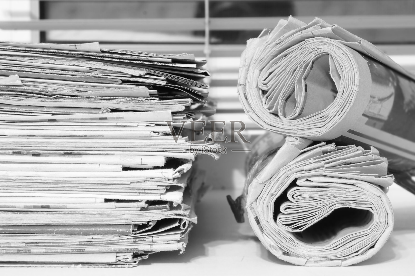 折叠和卷起来的报纸照片摄影图片