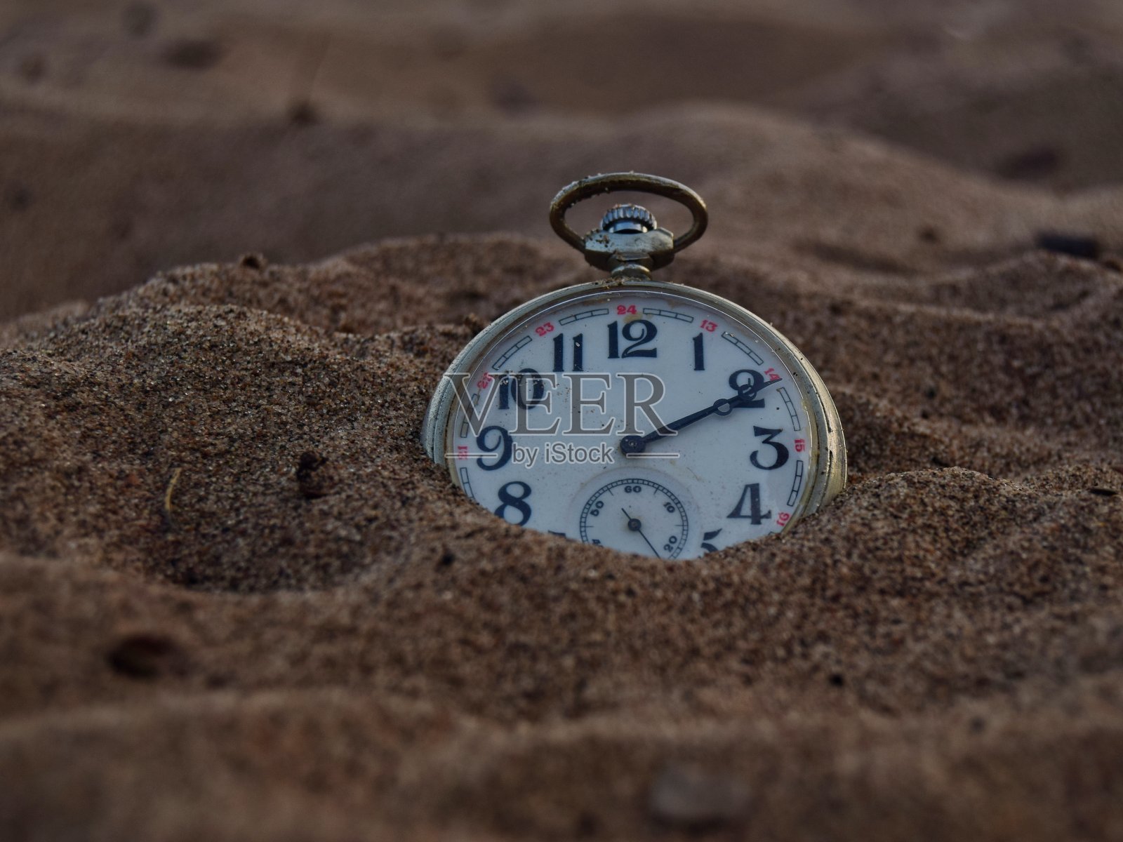 古董怀表上的沙子特写。软焦点照片摄影图片