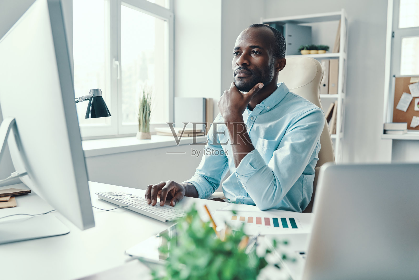 穿着衬衫的体贴的非洲年轻人照片摄影图片
