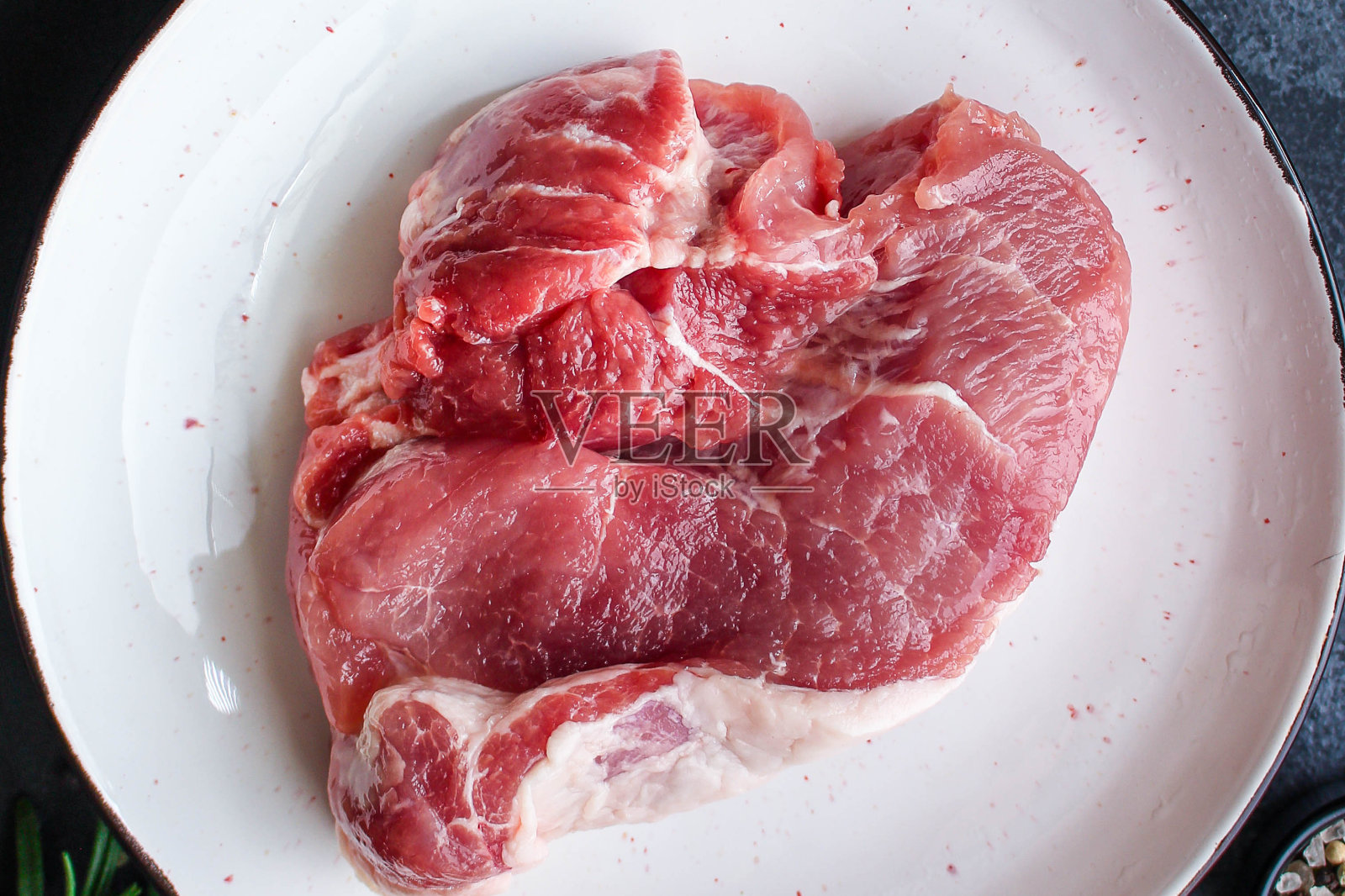 生肉、猪肉片(健康食品、维生素配料)菜单概念。食品的背景。前视图。本空间照片摄影图片