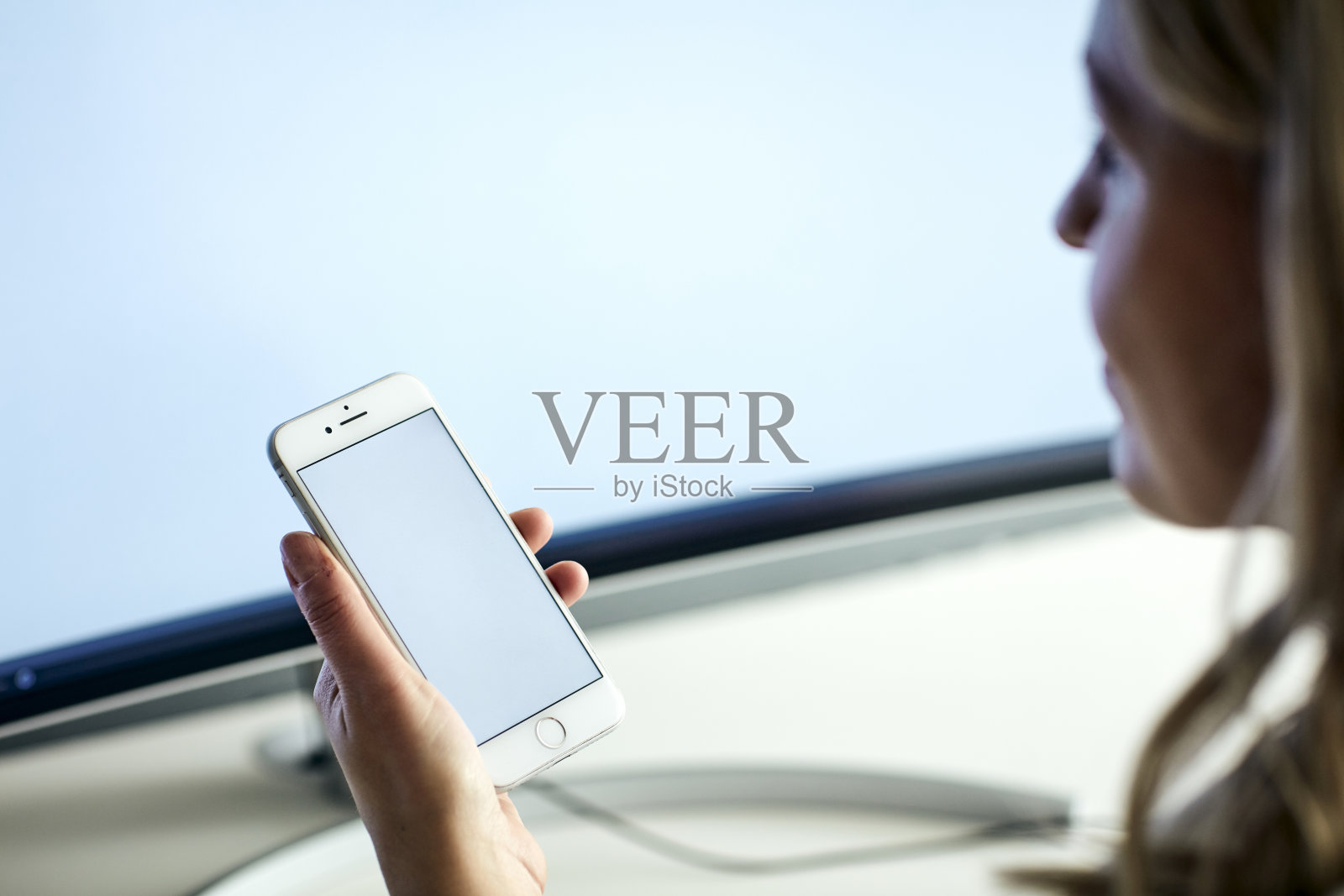 女人手持黑屏智能手机照片摄影图片