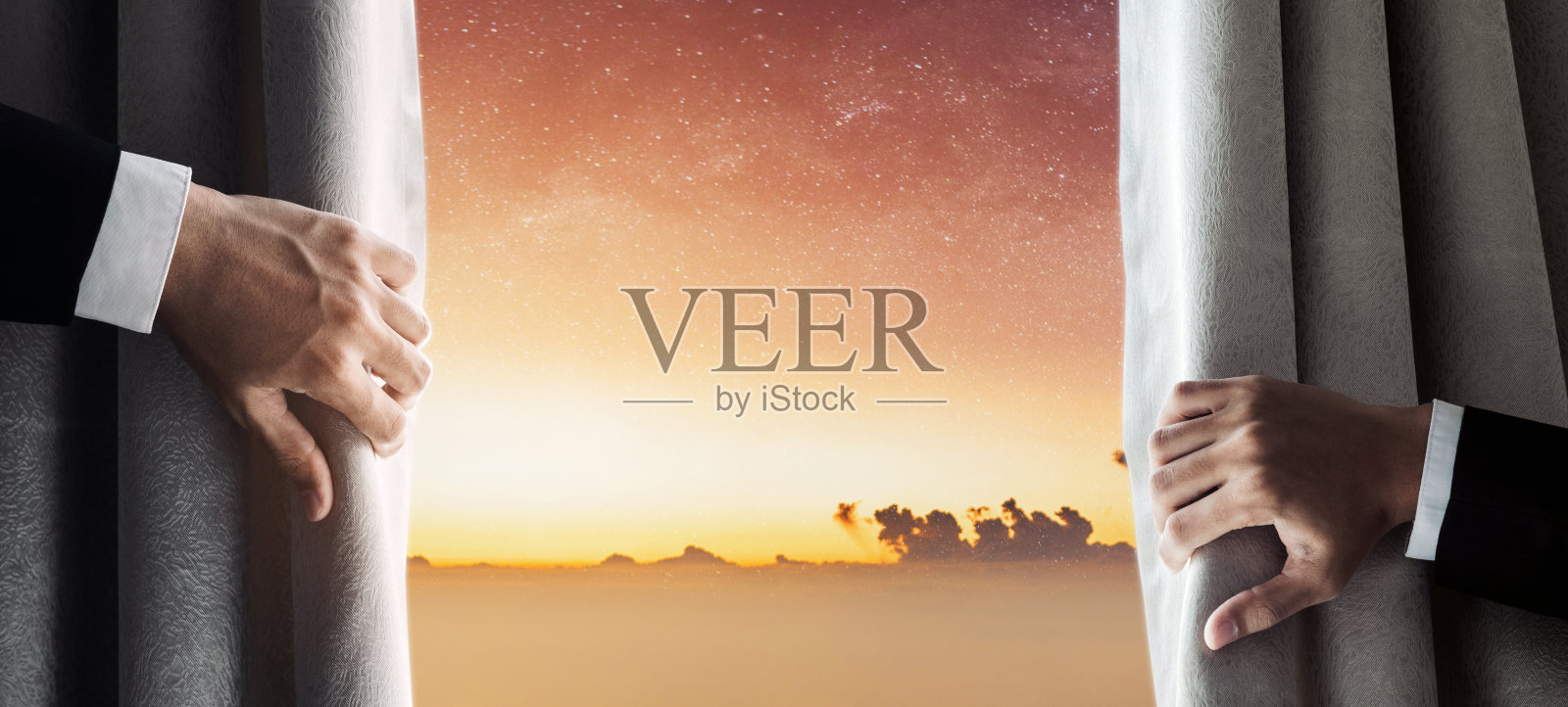 商人手拉开帘子，日出满天繁星照片摄影图片